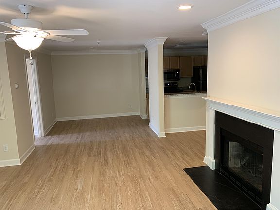 5th image of 2424 Selwyn Ave