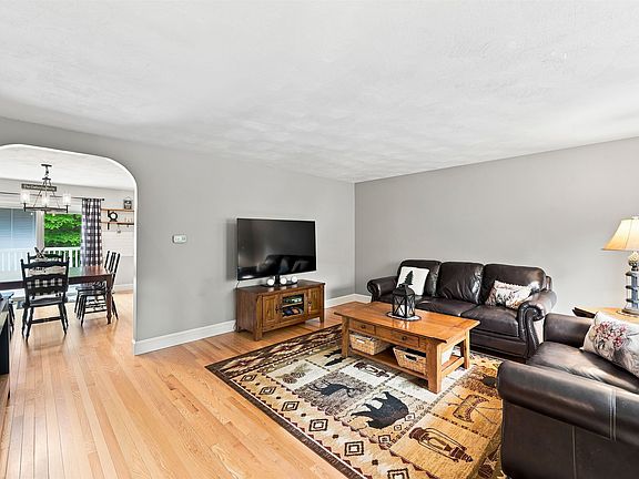4th image of 8 Standish Way #6