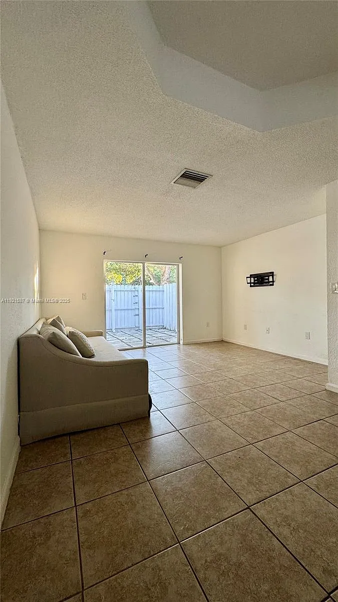 Building Photo - 12124 SW 143rd Ln #8-5