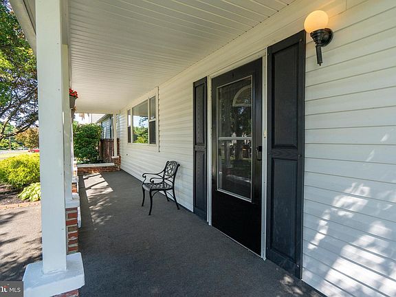 4th image of 23 Maple Ave