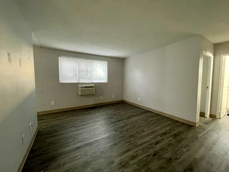 Apartment off 28th and Clyde Park Available — Photo 87