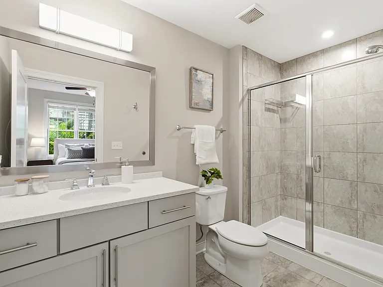 En Suite Full Bath