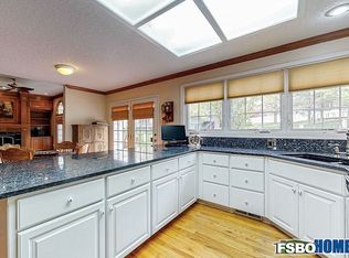 9311 Sharon Cir, Urbandale, IA 50322