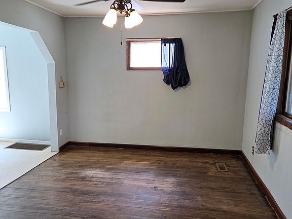 5th image of 658 Bellows St