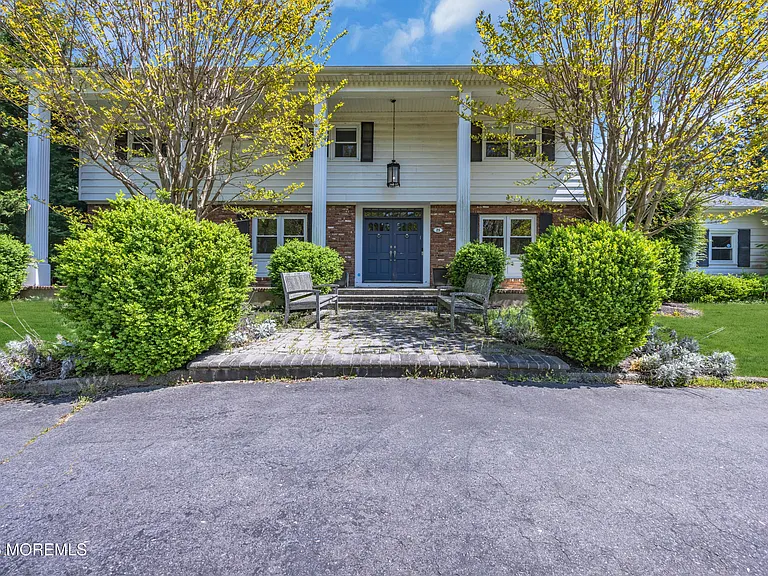 25 Surrey Ln — Photo 1