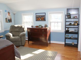 5 Drury Ln, West Hartford, CT 06117