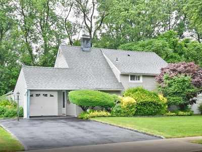 176 E Cabot Lane, Westbury, NY, 11590