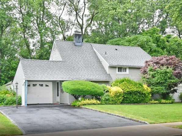 176 E Cabot Lane, Westbury, NY 11590