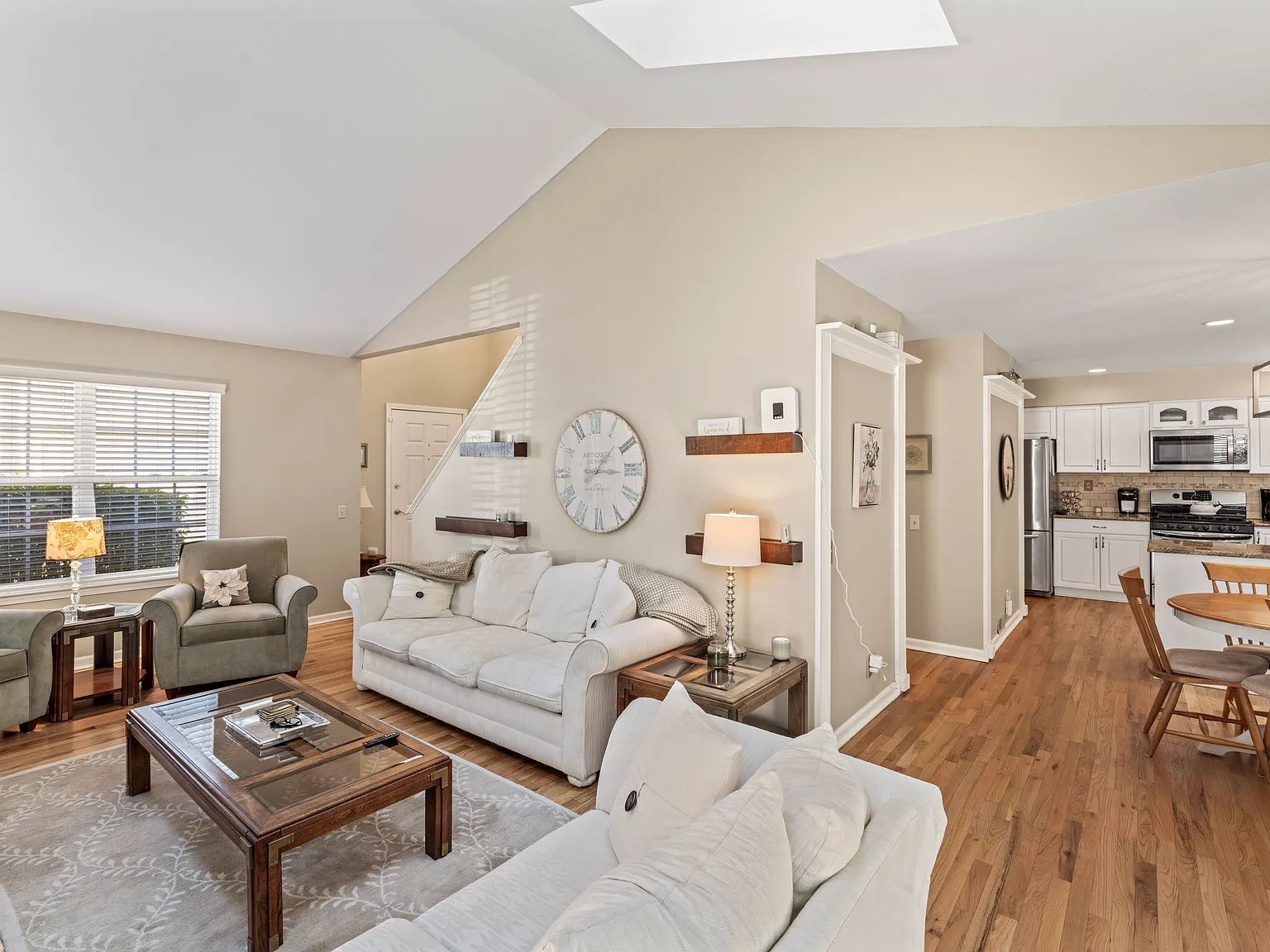 2 bed, 1.5 bath, 1564 sqft, $3,000 — Photo 3