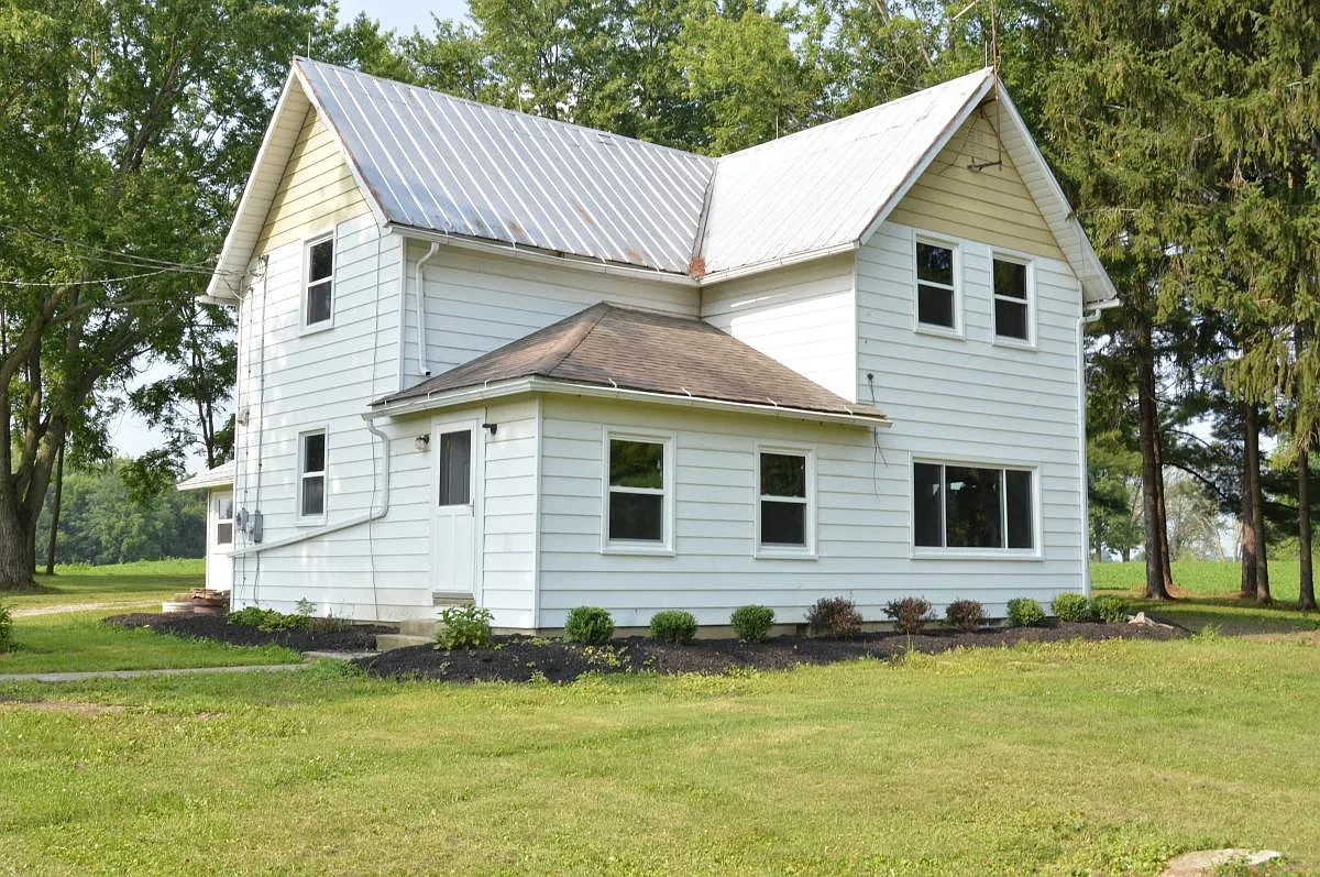 3 bed, 1.5 bath, 1696 sqft, $1,995 — Photo 1