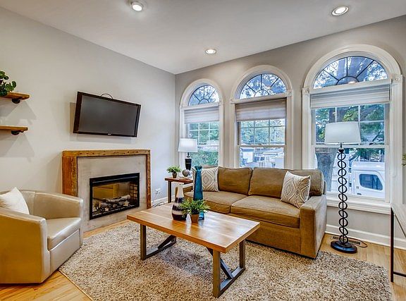 5th image of 3308 N Damen Ave #1