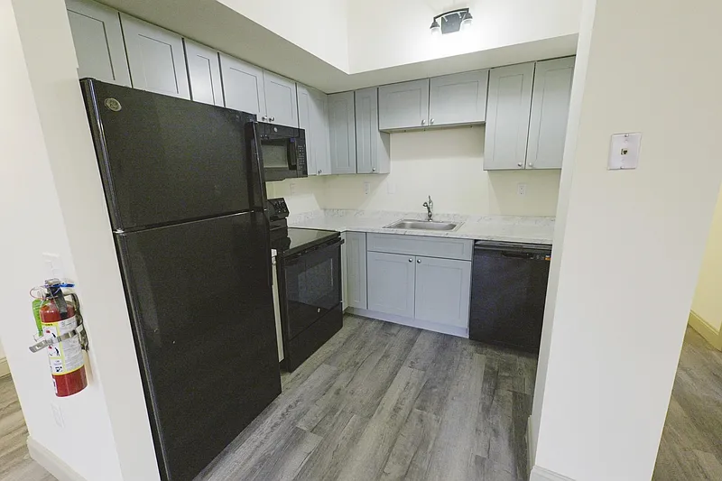 5 bed, 2.0 bath, $5,300 — Photo 2