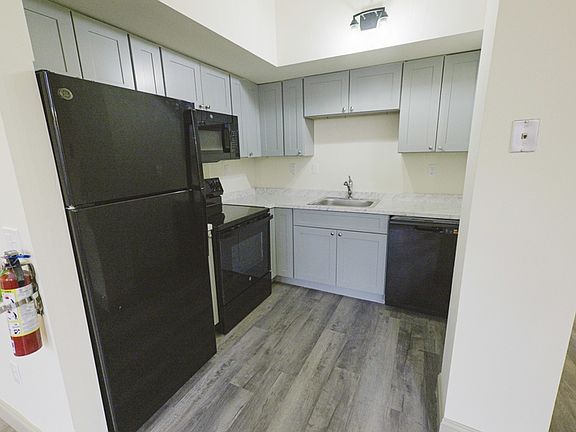 2nd image of 260 College St Unit 8