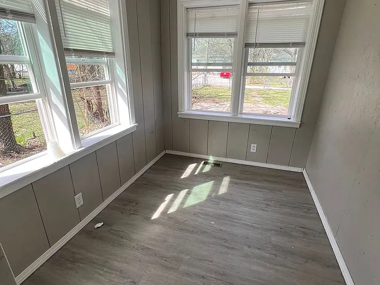 910 S Jackson Ave — Photo 5