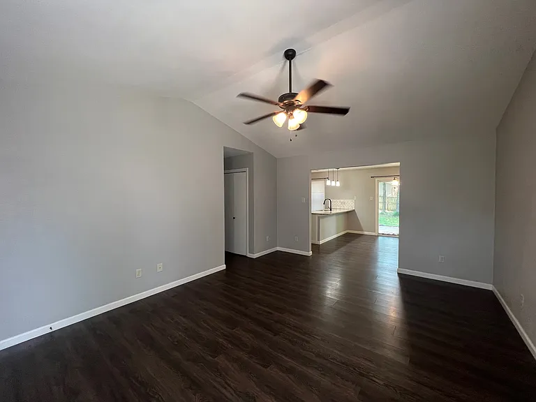 1011 Green Valley Dr — Photo 3