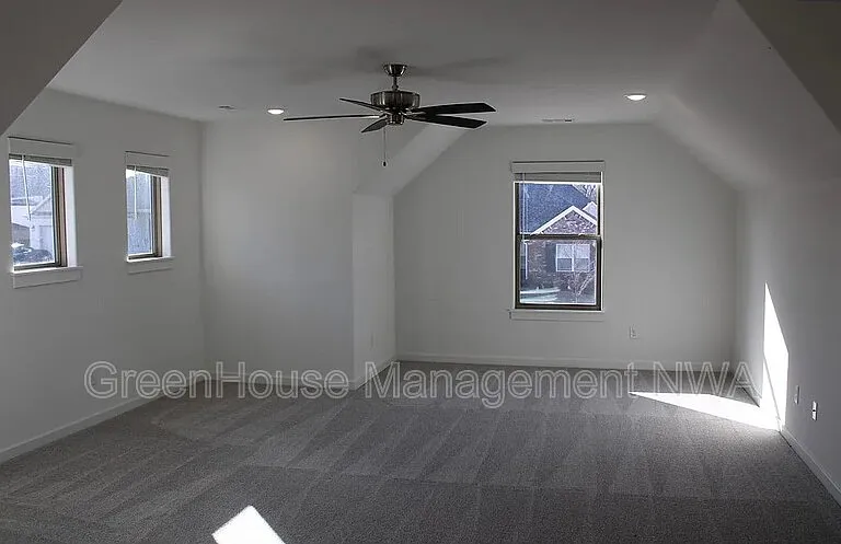 1574 Pershing St — Photo 20