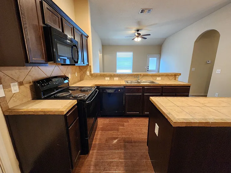 712 Creekside Cir — Photo 16