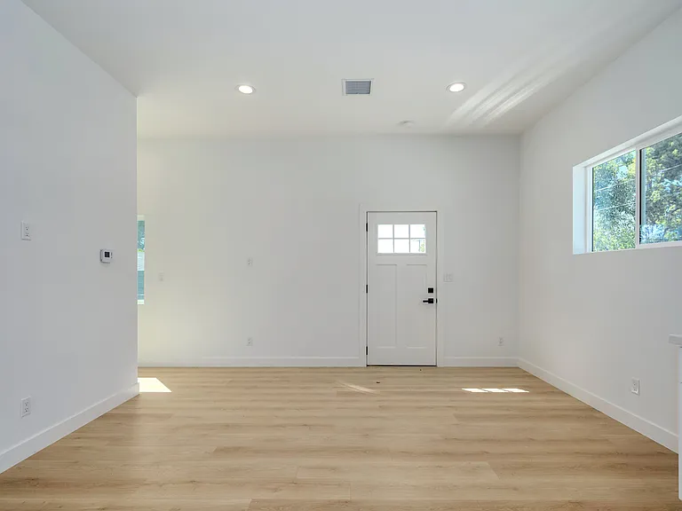 2576 Avenida De Las Plantas #B — Photo 6