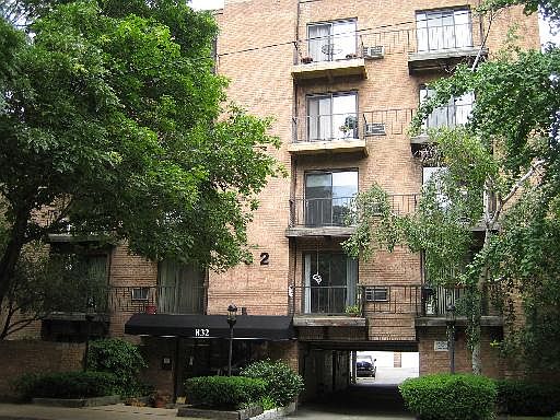 1st image of 832 W Oakdale Ave APT 1B