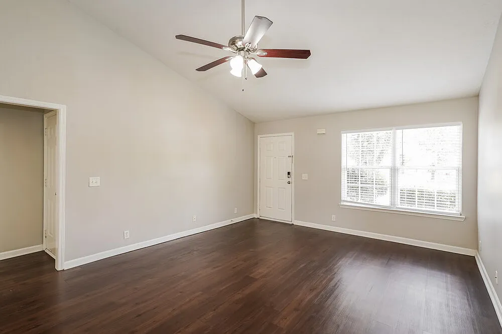 3 bed, 2.0 bath, 1220 sqft, $1,905 — Photo 4