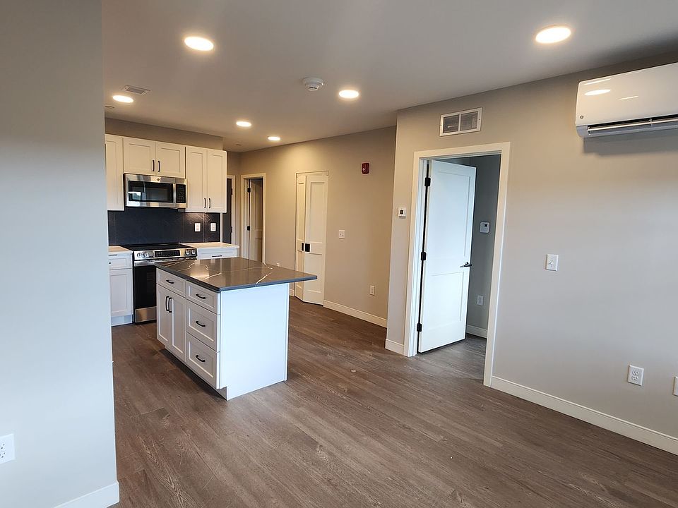 1st image of 967 Elm St #500