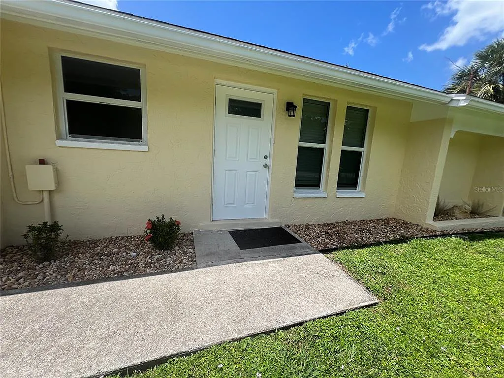 3 bed, 2.0 bath, 1298 sqft, $1,600 — Photo 2