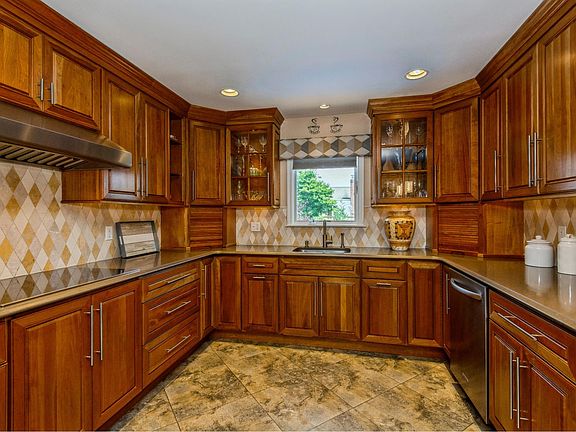 5th image of 2791 Bellmore Ave