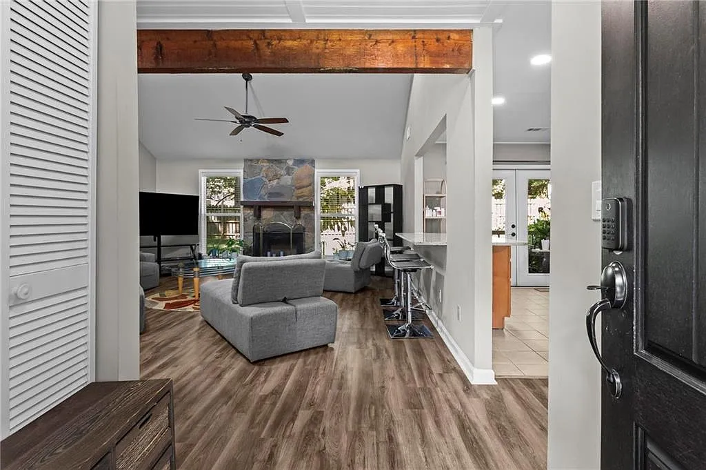3 bed, 2.0 bath, 1827 sqft, $2,800 — Photo 3