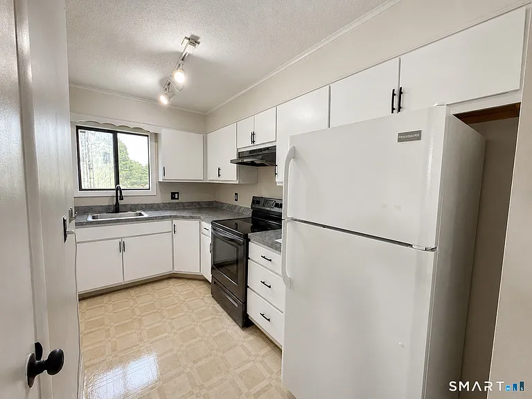 594 E Center St #H — Photo 5