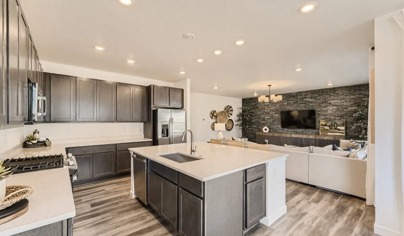 3 bed, 3694 sqft, $4,500 — Photo 4