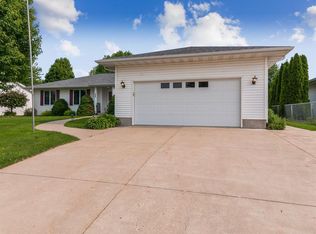 3170 Sunburst Ave, Marion, IA 52302