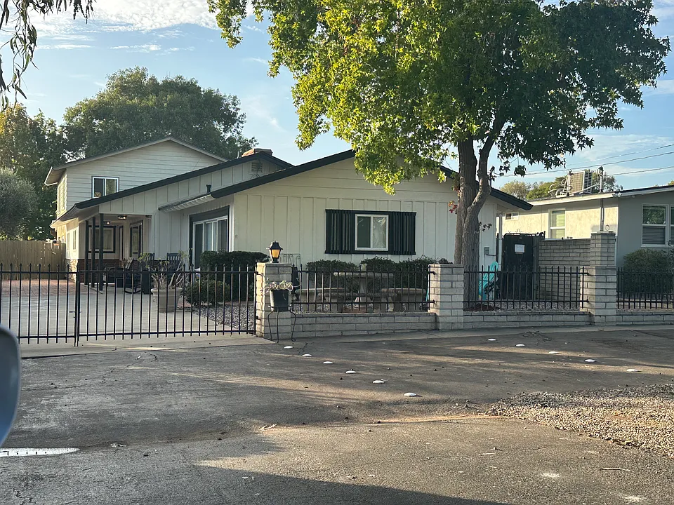 1300 Oak Ave