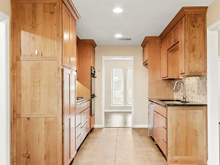 611 Field St — Photo 13