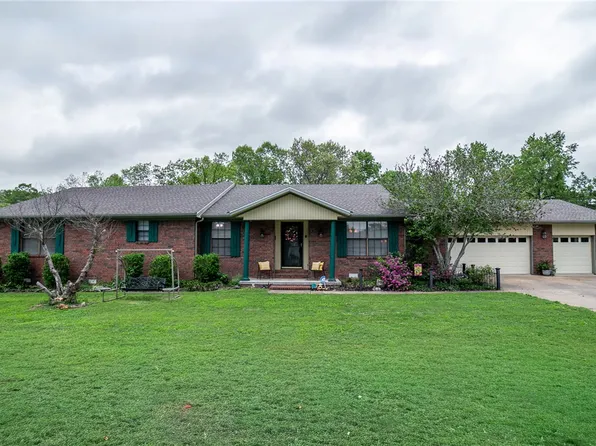 1501 Twin Lakes Dr, Rogers, AR 72756