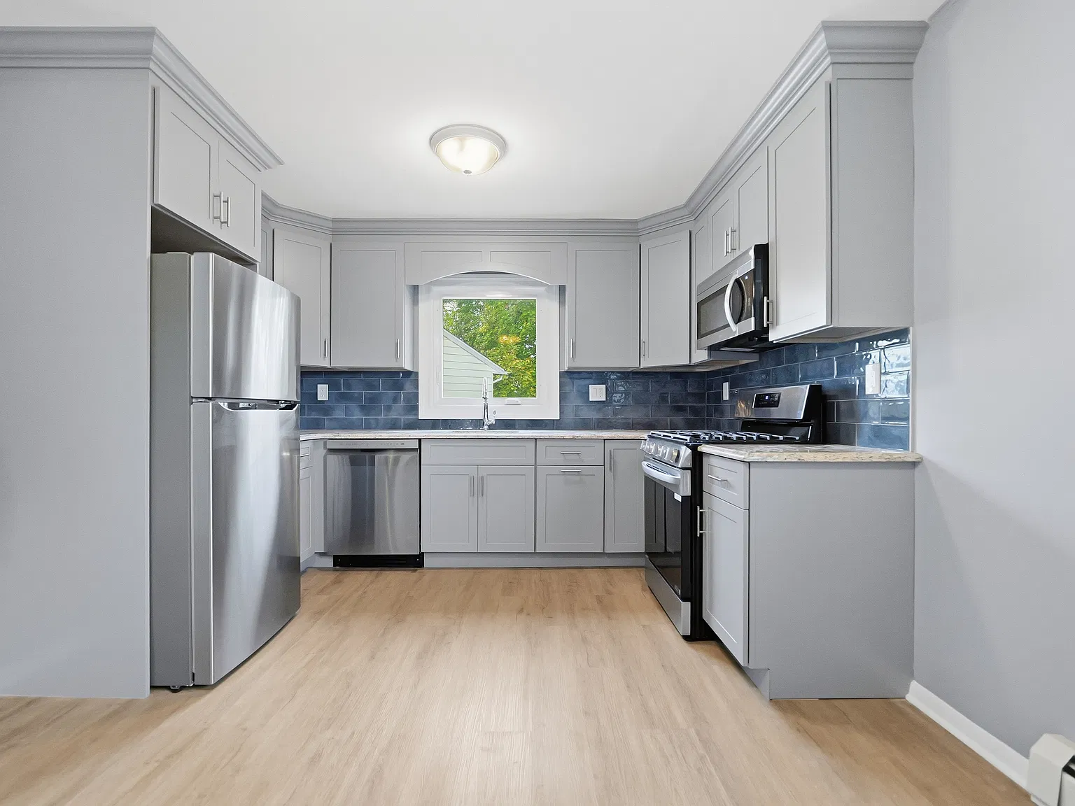 2 bed, 875 sqft, $2,400 — Photo 2