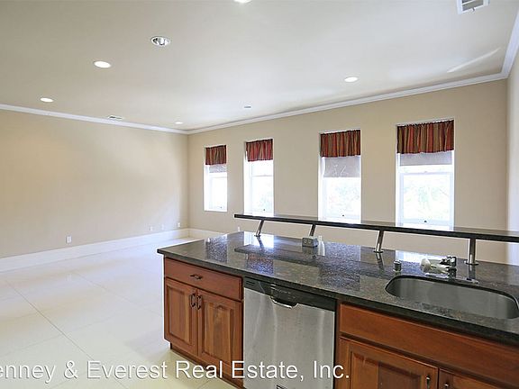 5th image of 736 Washington St #1