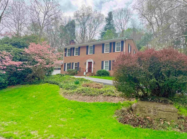 28 Round Hill Dr, Radford, VA 24141