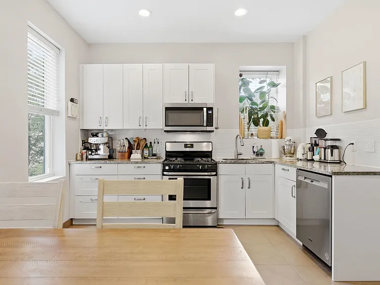 935 Summit Ave #2 — Photo 3