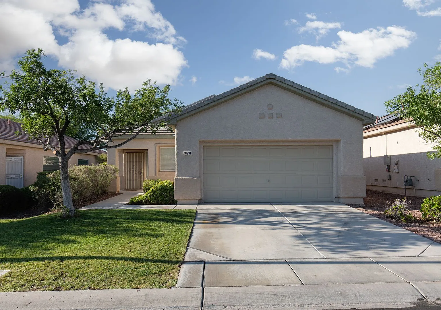 Wonderful Summerlin single story with grass backyard and island kitchen. — Photo 4