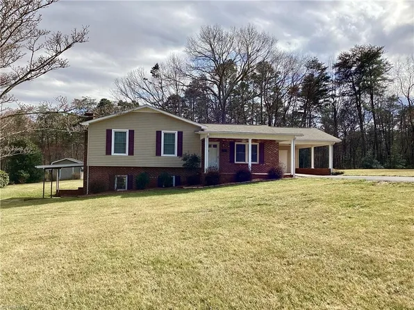 202 Ashley Dr, Dobson, NC 27017
