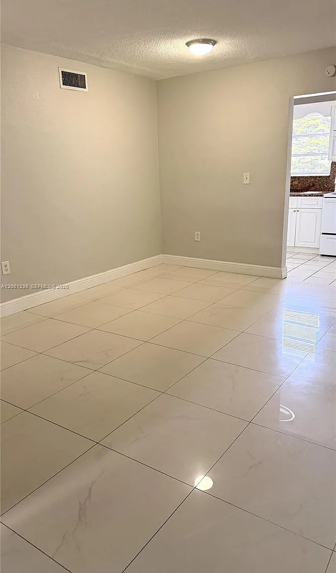 Rosales Condo — Photo 4