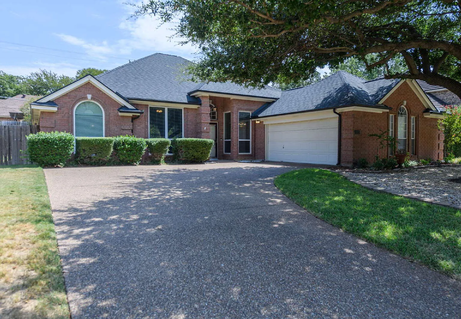 3 bed, 2.0 bath, 2097 sqft, $2,850 — Photo 3