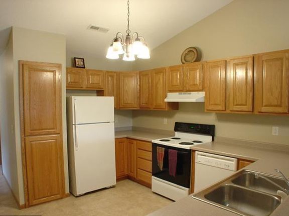 2nd image of 1415 Broadway St APT 28