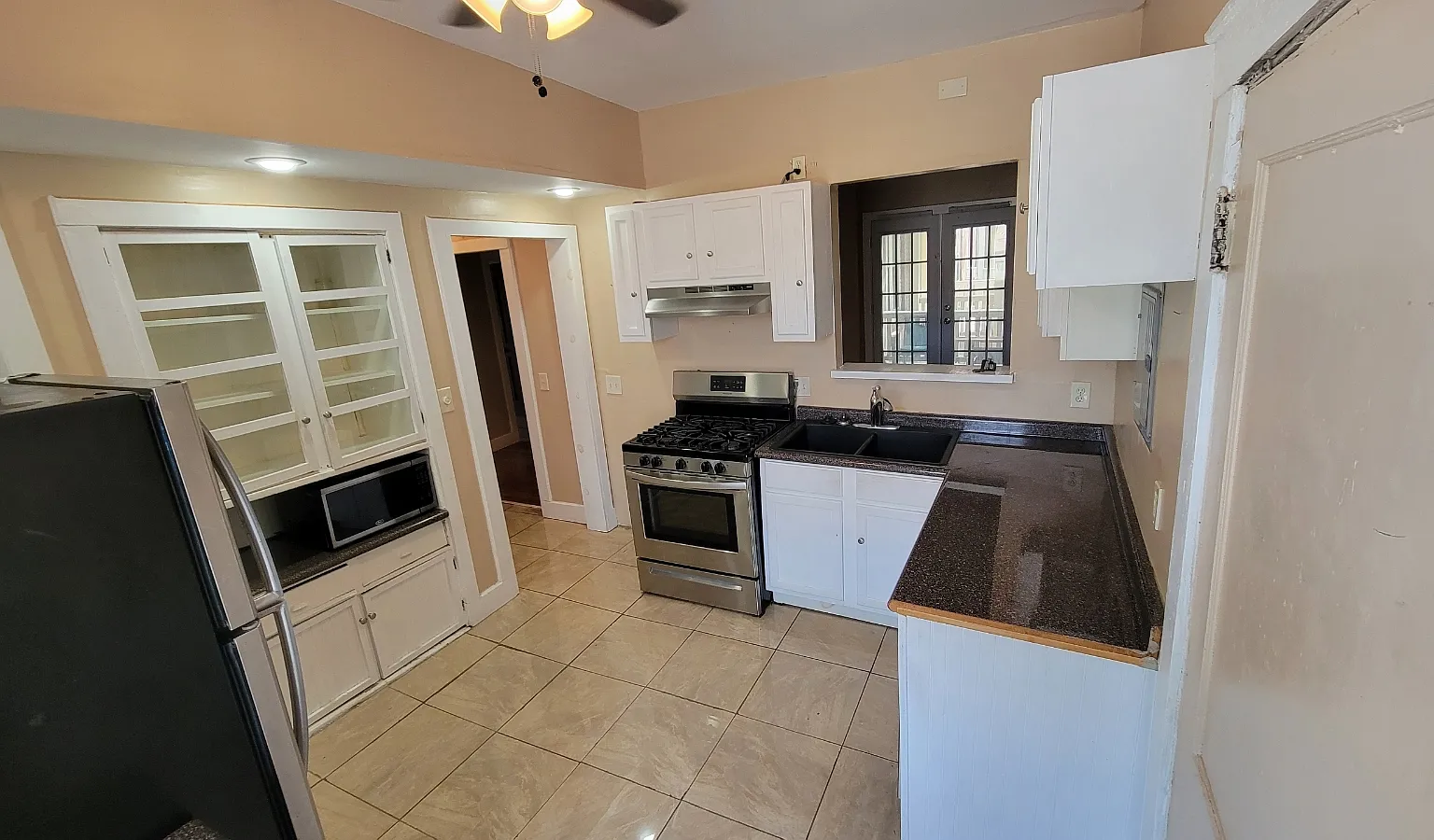Colonial Apartments — Photo 1