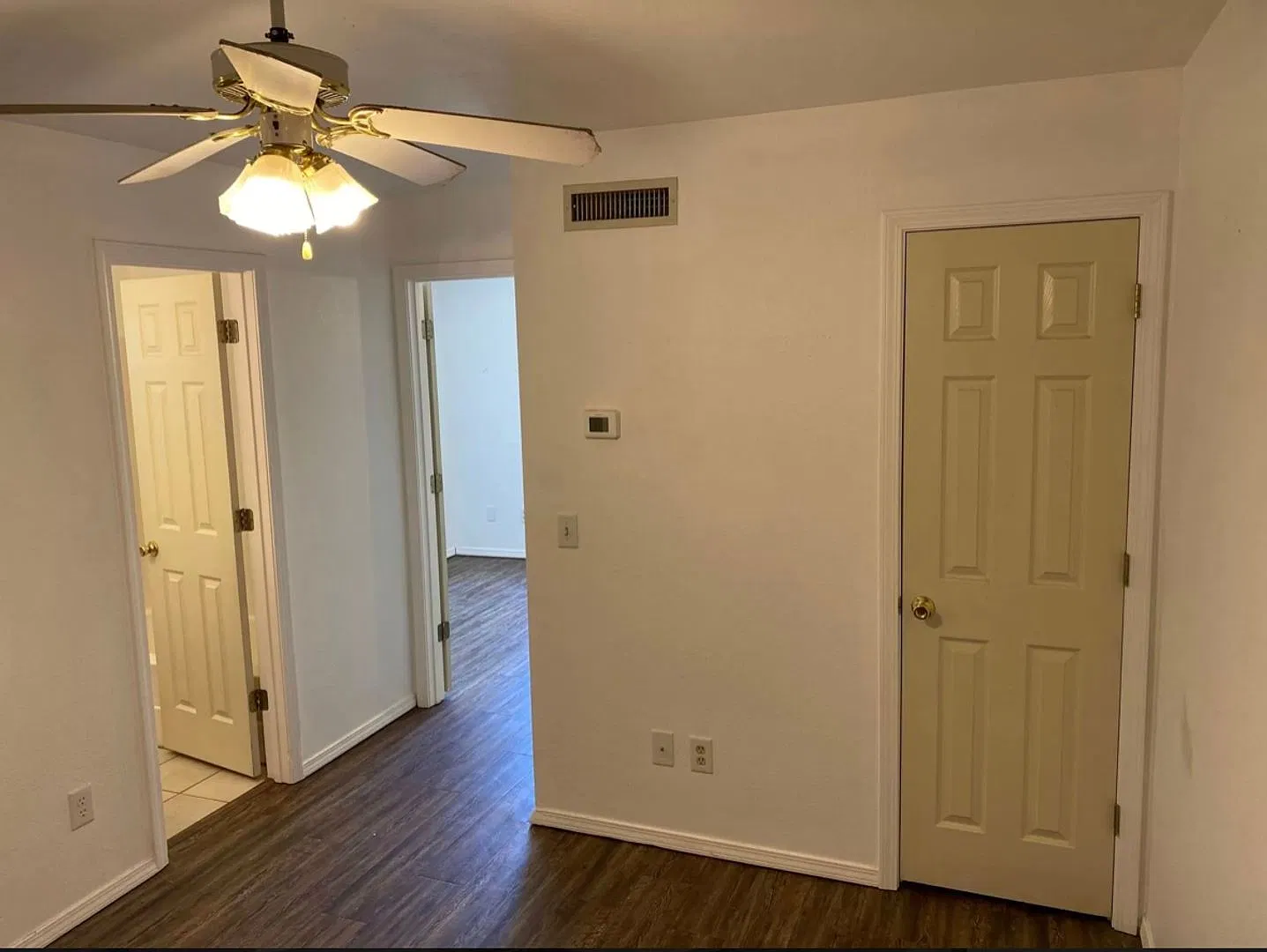 2nd Floor Unit, 1 Bedroom, 1 Full Bathroom - Within walking distance of University of Arkansas, W... — Photo 3