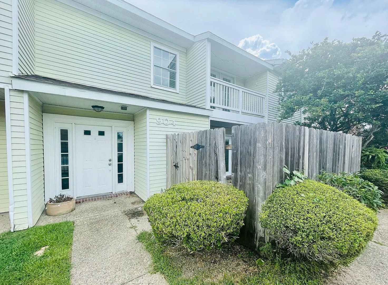 Charming 2 Bed, 1.5 Bath Townhouse in Lafayette! — Photo 1