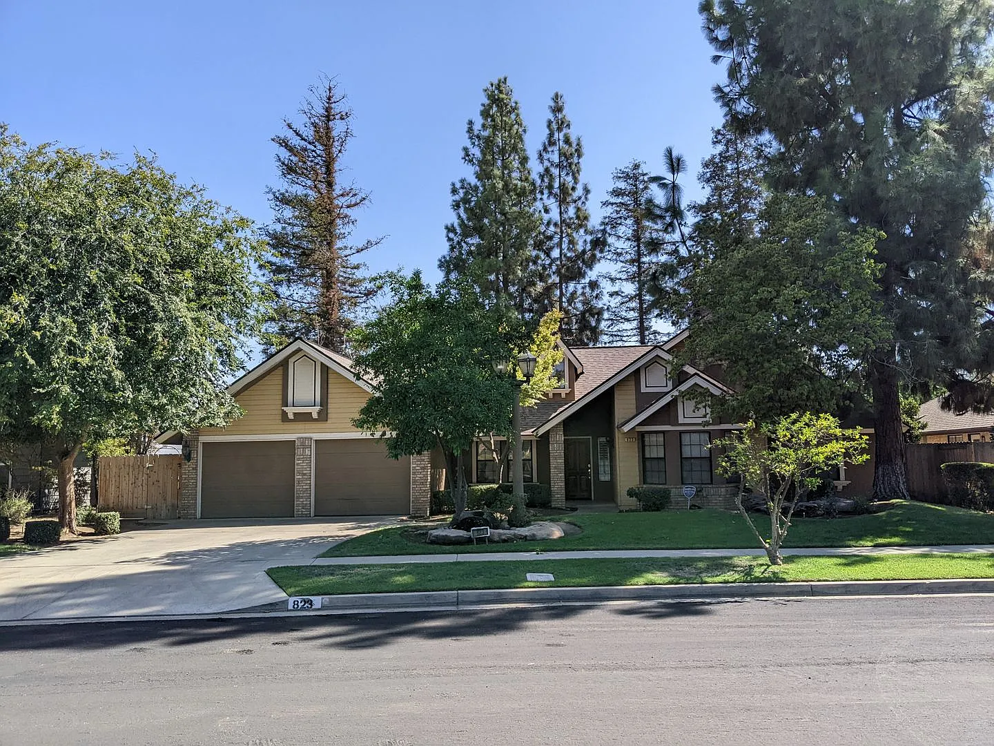NE Fresno home near Clovis West High School & Woodward Park, In-ground swimming pool! — Photo 1