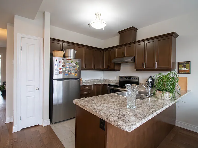 23 Manhattan Ct — Photo 4