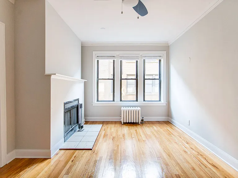 627-41 W Roscoe St — Photo 15