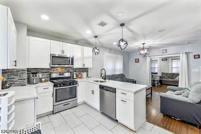 352 Dewitt St photo 1